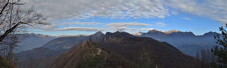 Dal Pizzo di Spino (958 m) vista sulla costiera del Pizzo Rabbioso e oltre verso Gioco, Arera, Alben, Suchello